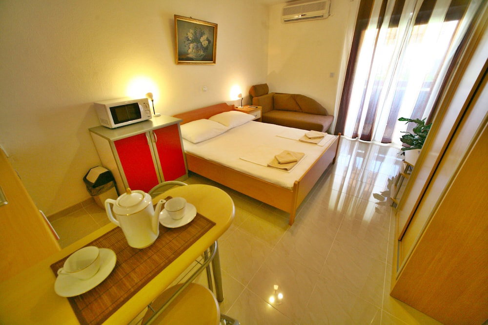 Hotel Studio With Sea View For 23 People By The Water