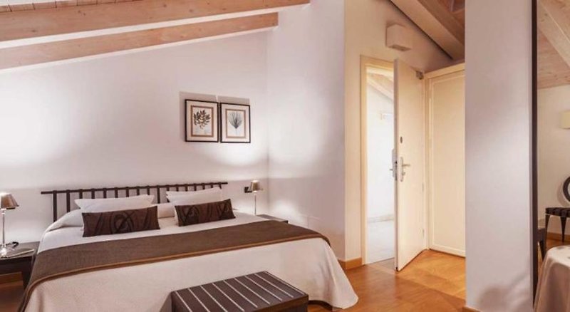 Hotel Gallery Room