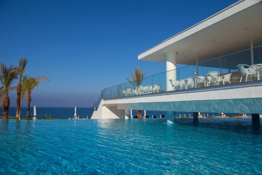 dal travel King Evelthon Beach Hotel & Resort