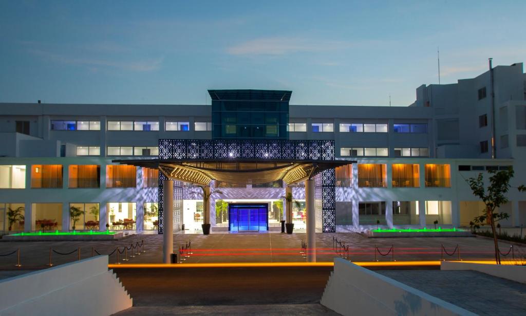 dal travel King Evelthon Beach Hotel & Resort