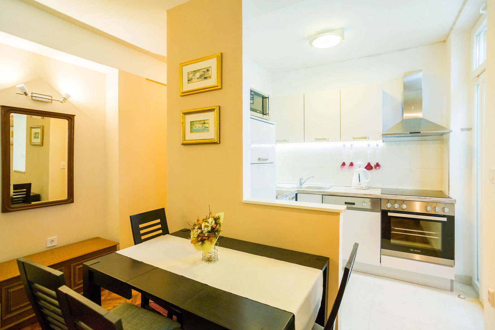 Hotel Ivanas Central Suites
