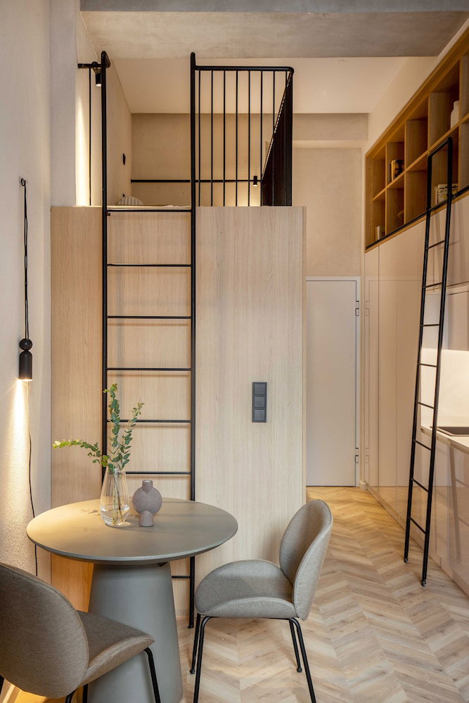 dal travel The Newel Psychiko