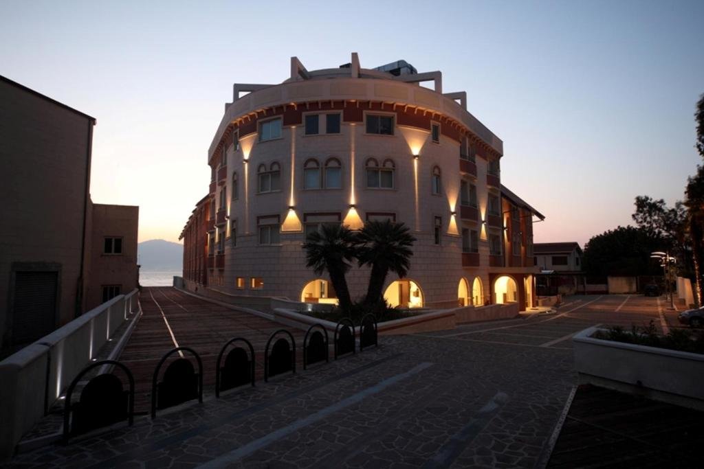 E' Hotel