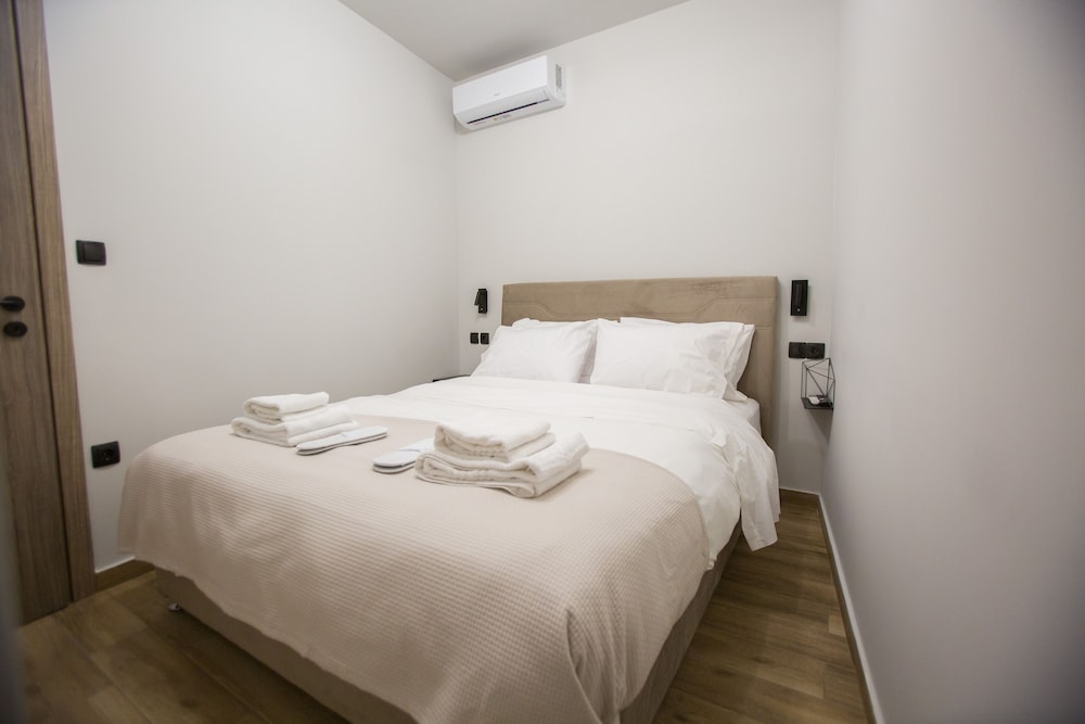Raise Acropolis View Suites
