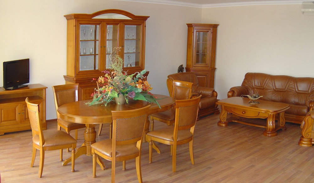 Estreya Palace & Residence