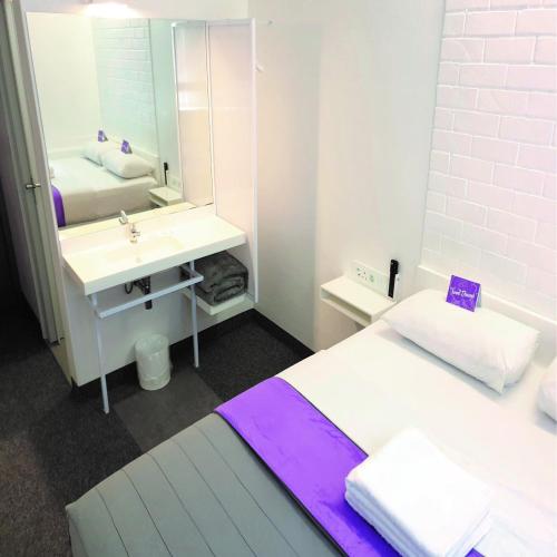 Hotel Check Inn