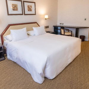 Hotel Wyndham Garden Santiago Kennedy cazare Santiago