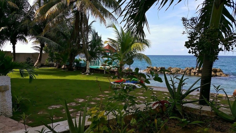 Ocho Rios Beach Resort At Chrisann