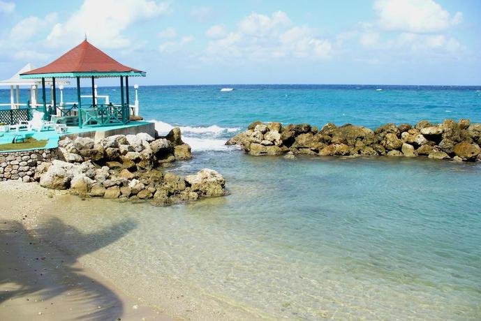 Ocho Rios Beach Resort At Chrisann