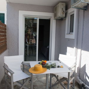 Hotel Regalo Apartments cazare Kariotai