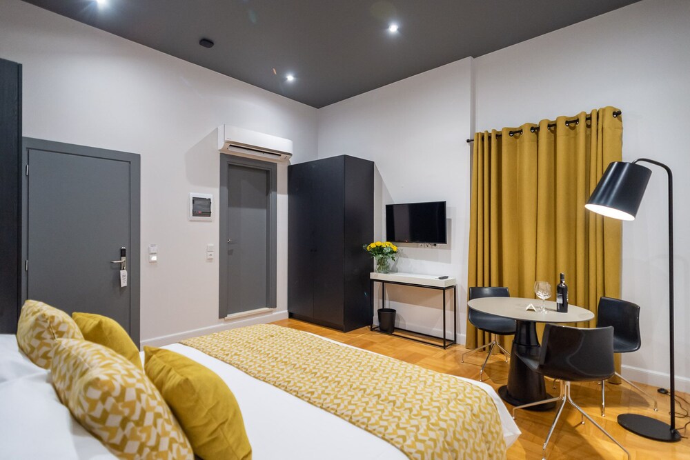 33 Solonos Suites