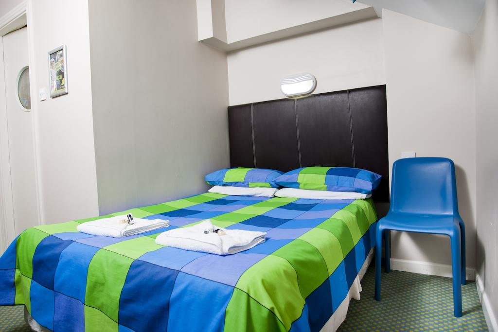 Hotel Snoozles Hostel