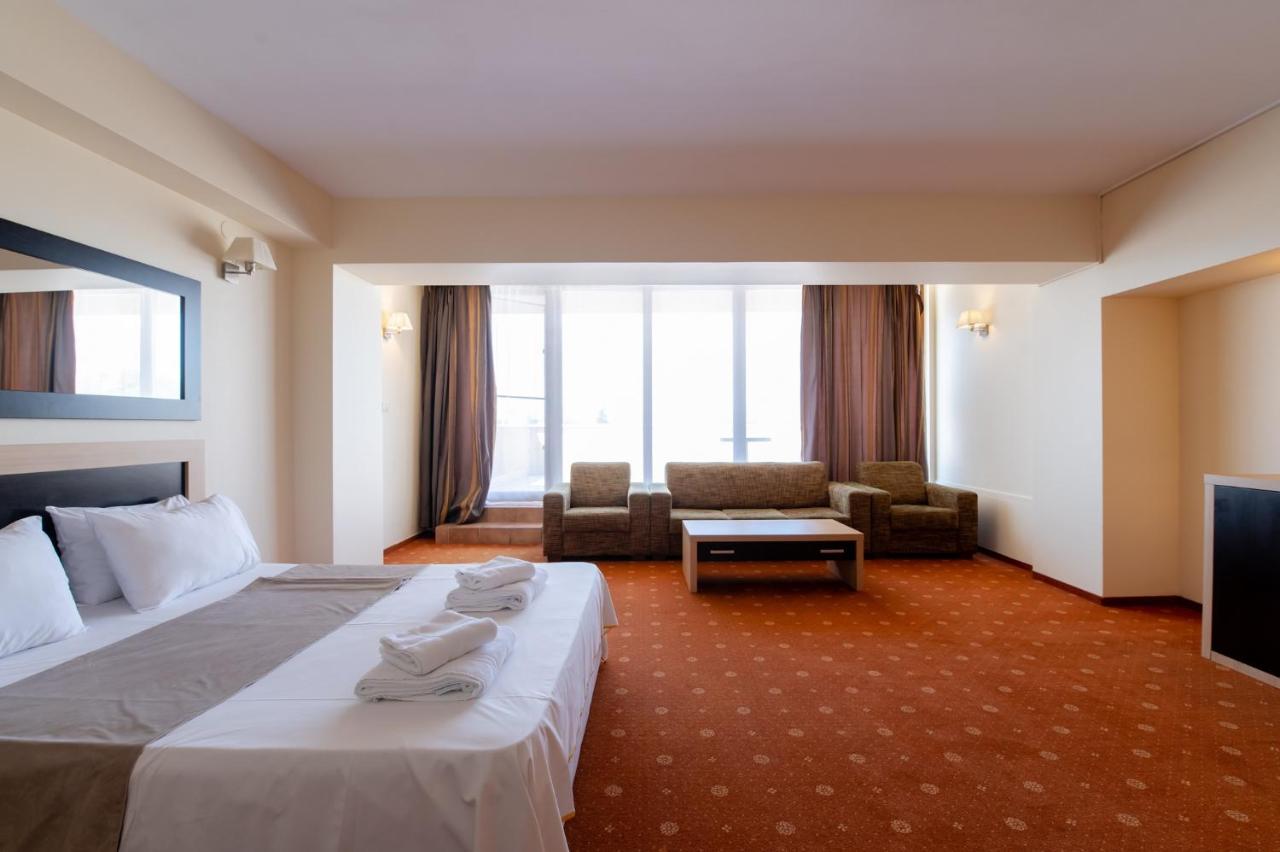 Hotel Oxford Inns & Suites