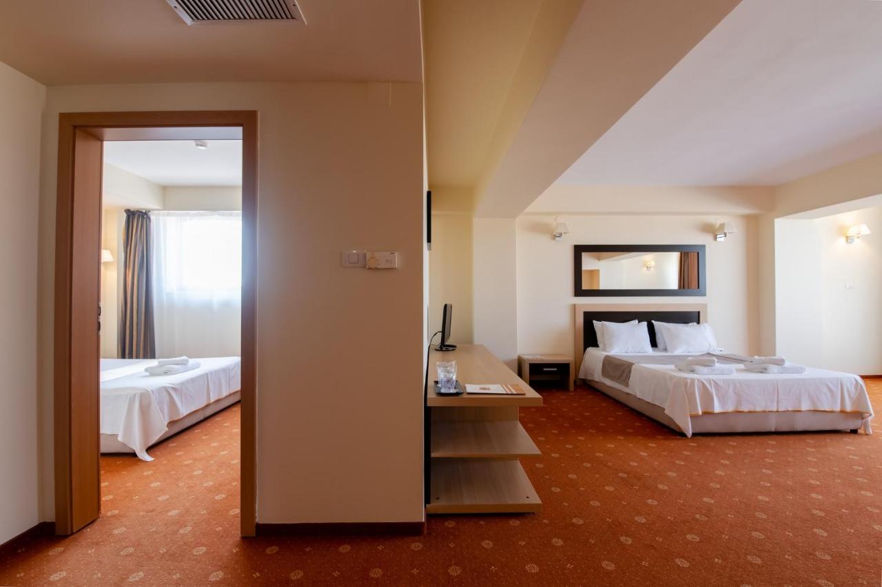 Hotel Oxford Inns & Suites