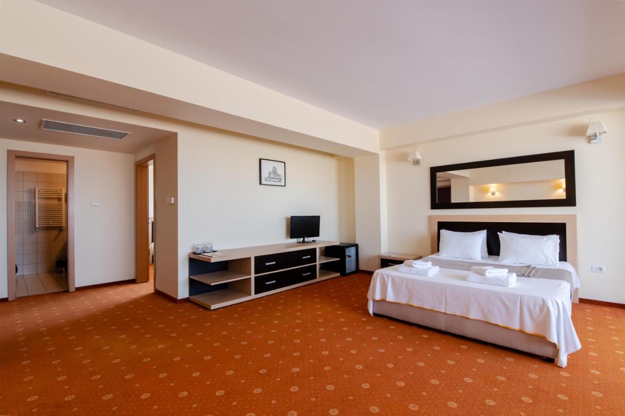 Hotel Oxford Inns & Suites