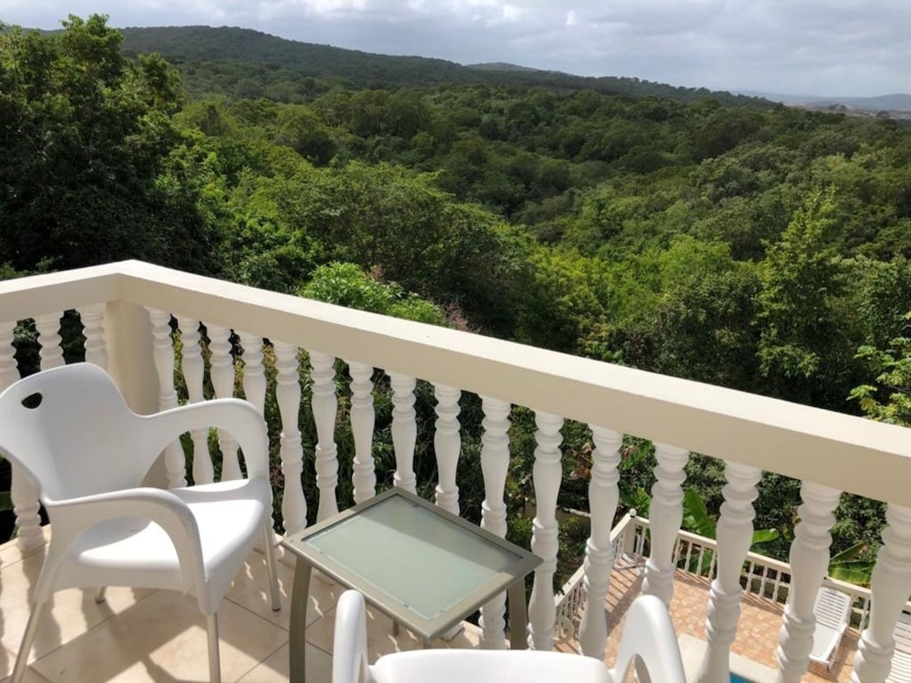 Retreat Guesthouse Luxury Suites