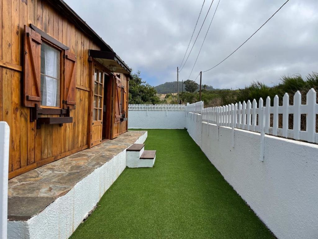Agradable Mini Casa De Madera Con Jardín Amplio