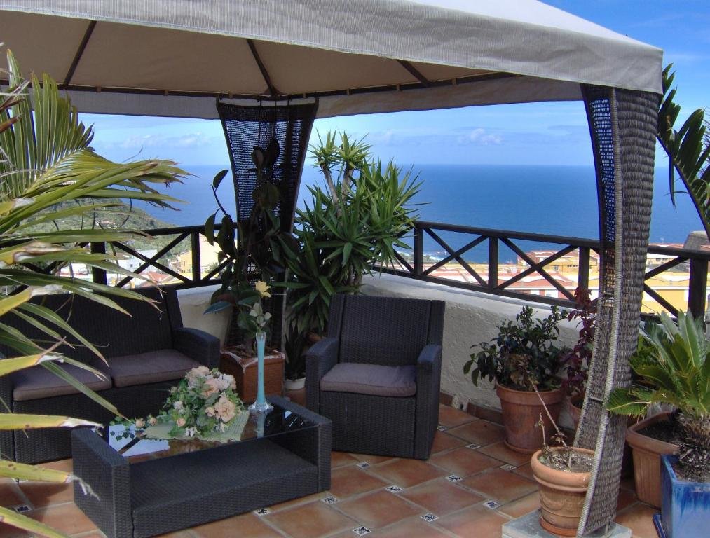 Mediterranean Holiday Home With Small Patio-Terrace