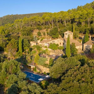 Hotel Masia Can Pou cazare Girona