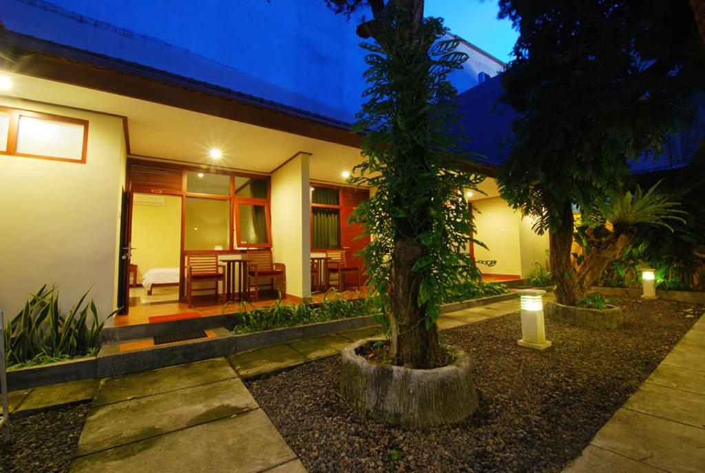 Yulia Beach Inn