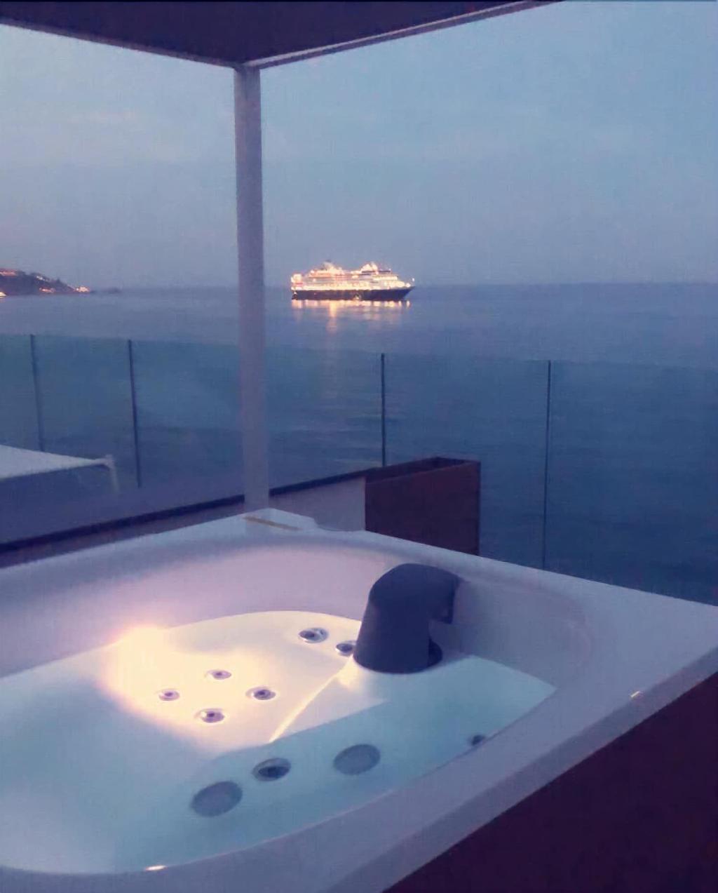 Nautilus Hotel
