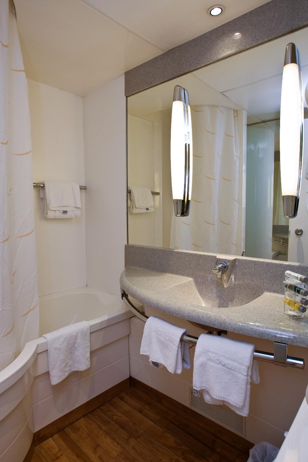 Hotel Novotel Aix En Provence Pont De L'Arc Fenouillères