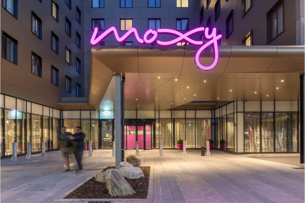 Hotel Moxy London Heathrow Airport