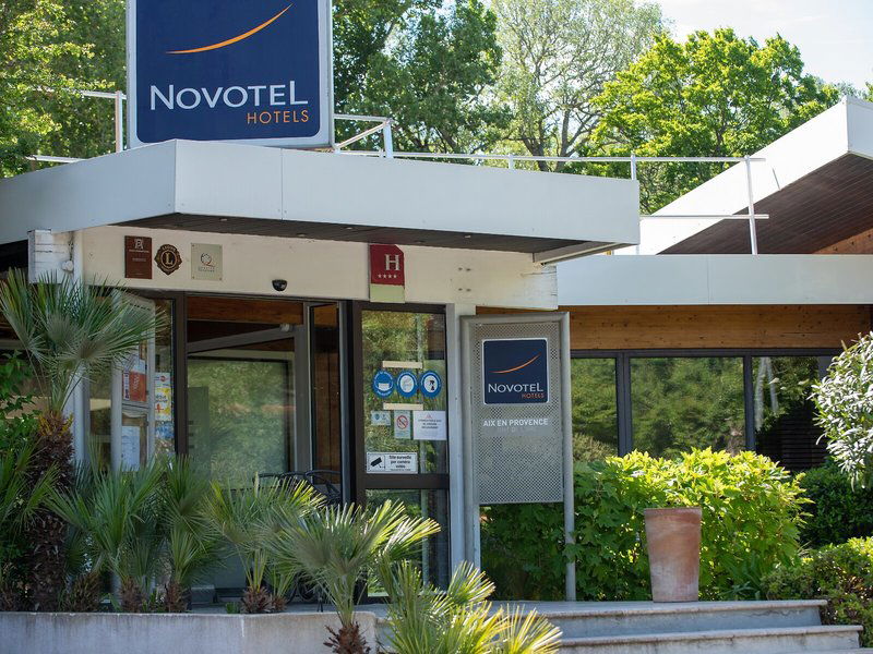Hotel Novotel Pont De L'Arc Fenouilleres