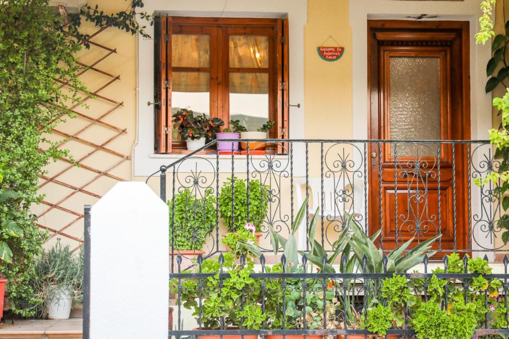 Antonia House