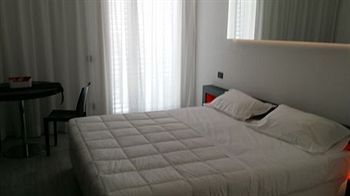 Blue Shades Aparthotel