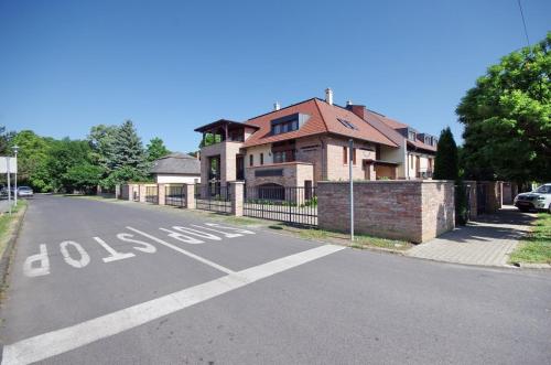 Hotel Várfürdö-Panzió Apartmanház