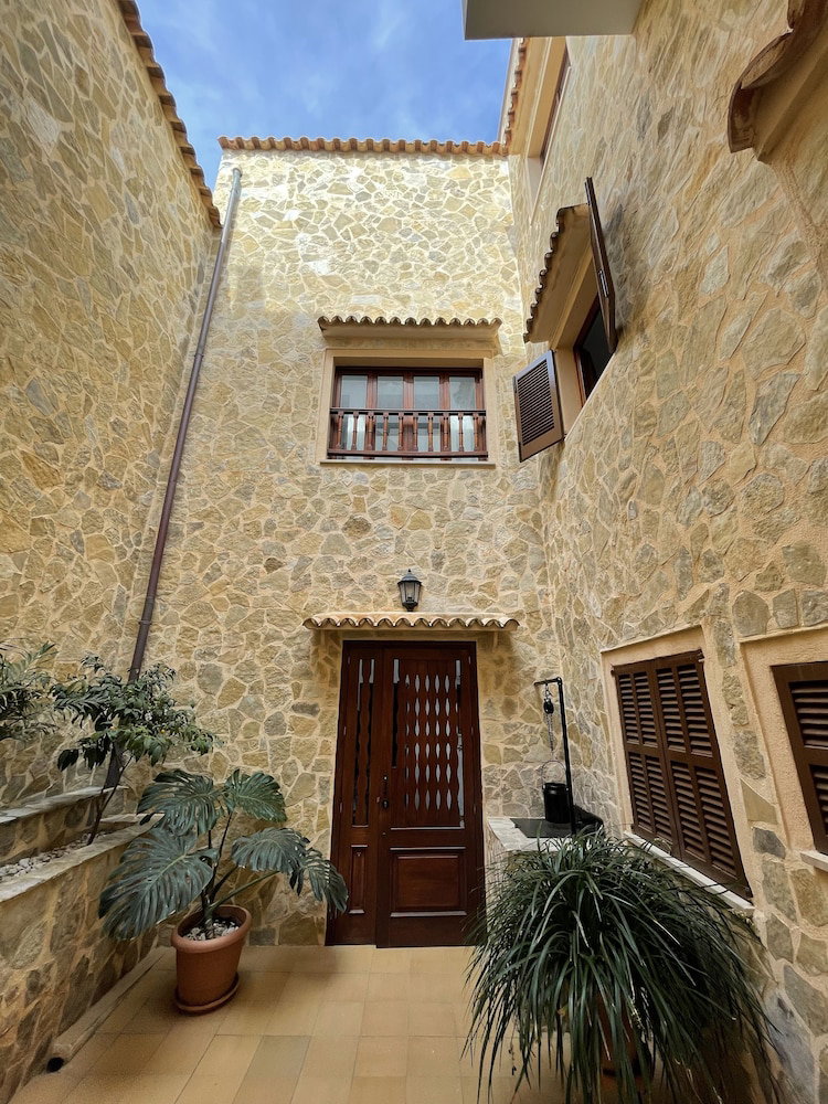 dal travel Hostal Can Gallu