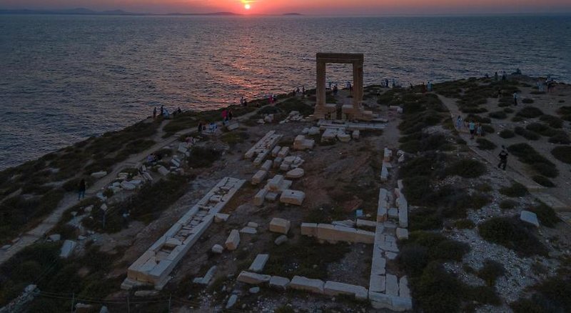 Portara Seaside Luxury Suites