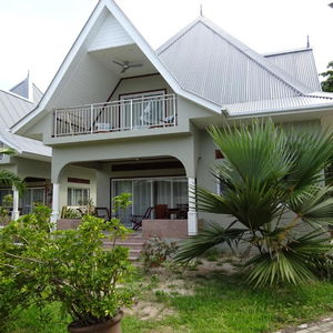 Hotel Cote D’or Footprints cazare Victoria