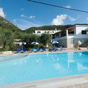 Hotel Crystal Blue Apartments cazare Barbati