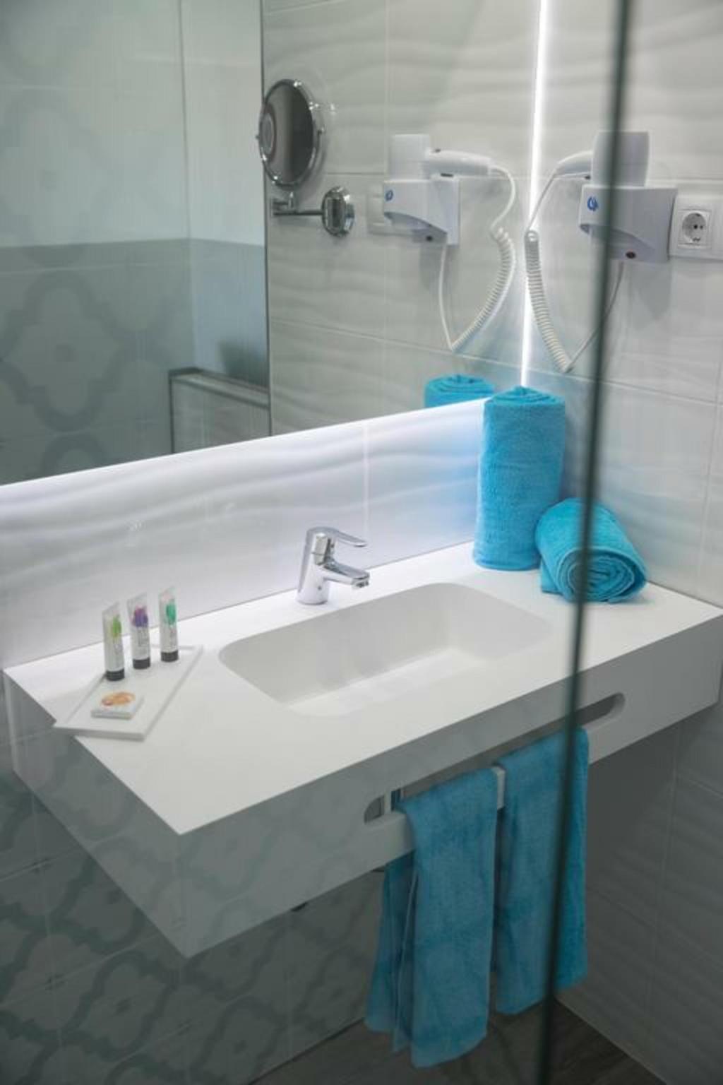 Hotel Surfing Colors