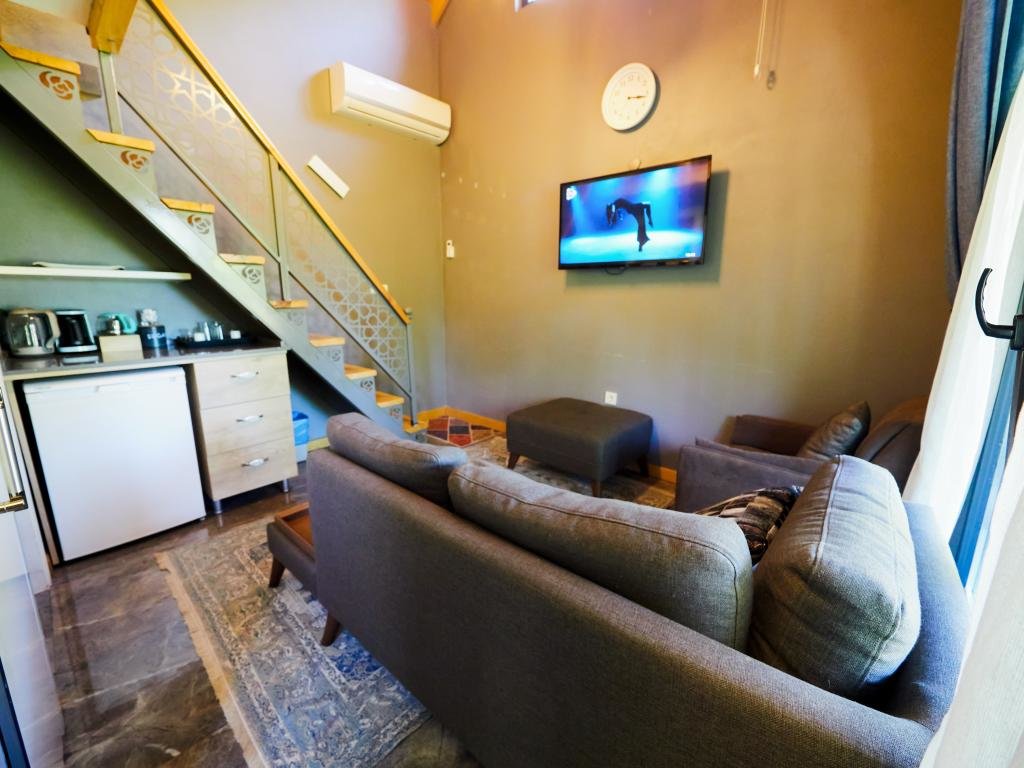 Antik River House