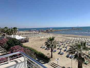 Hotel Wave Beachfront Apartments