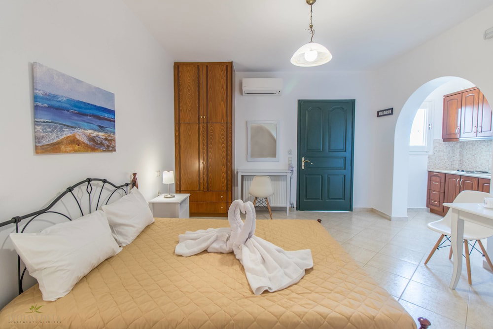 Iphimedeia Apartments & Suites
