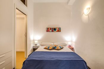 Hotel Aweshome - 5 Terre Colors