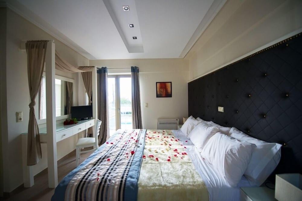 Mantinia Bay Hotel