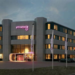 Hotel Moxy Amsterdam Schiphol Airport cazare Hoofddorp