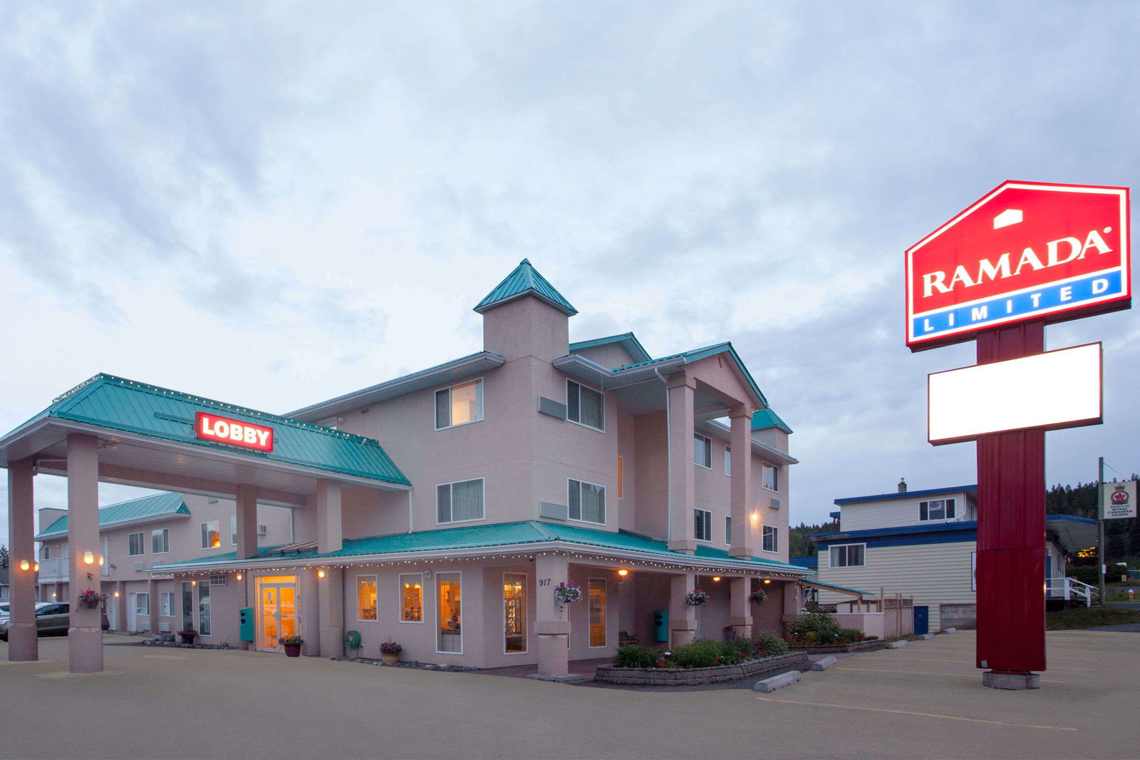 Hotel Ramada By Wyndham 100 Mile House