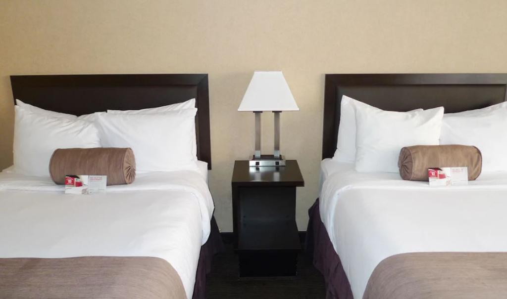 Hotel Ramada Plaza By Wyndham Calgary Downtown