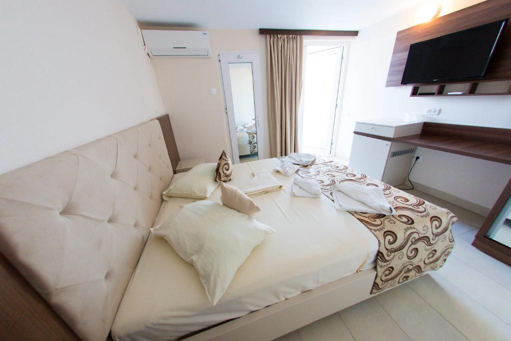Jijo's Hotel