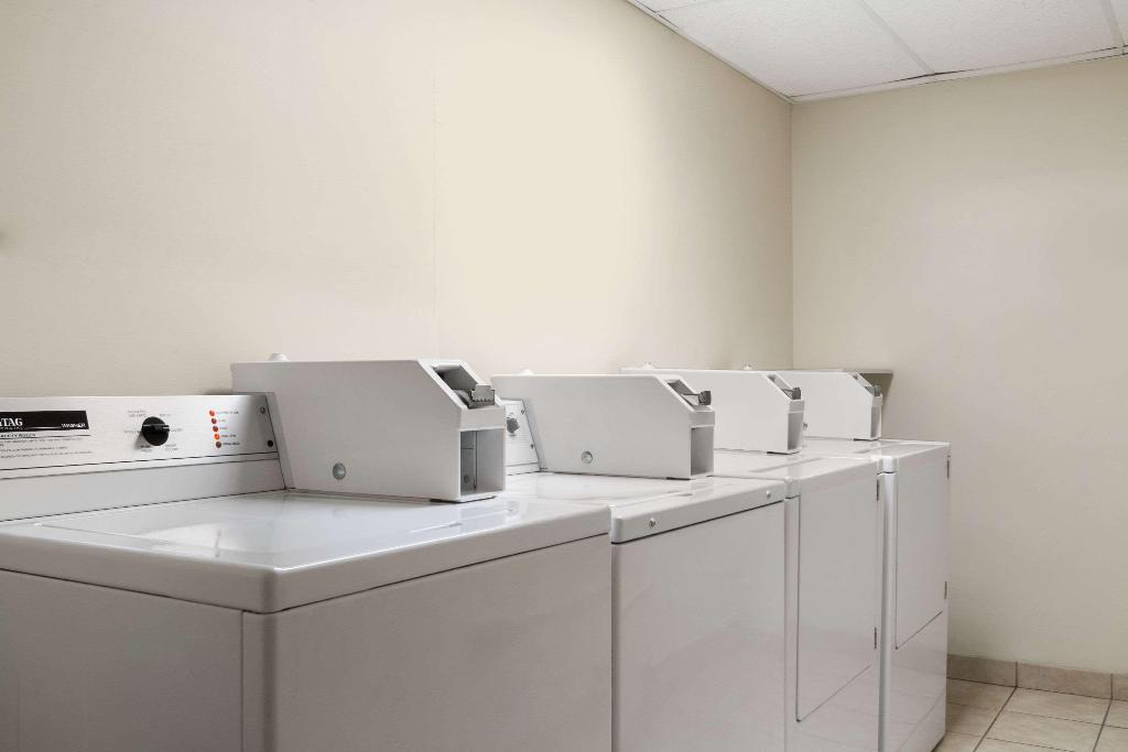 Hotel Travelodge By Wyndham Edmonton South