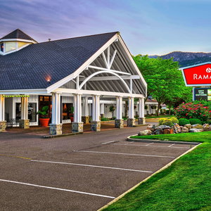 Hotel Ramada By Wyndham Penticton Hotel And Suites cazare Penticton