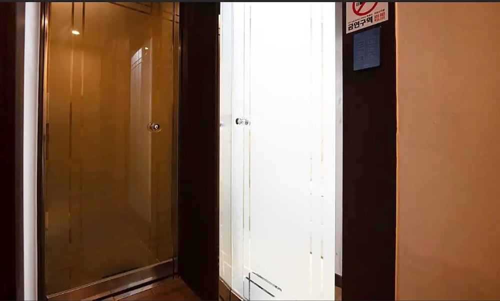 Hotel Hotel Airport June