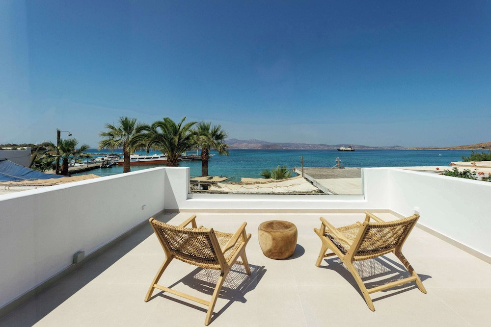 Ostrako Beachside Suites
