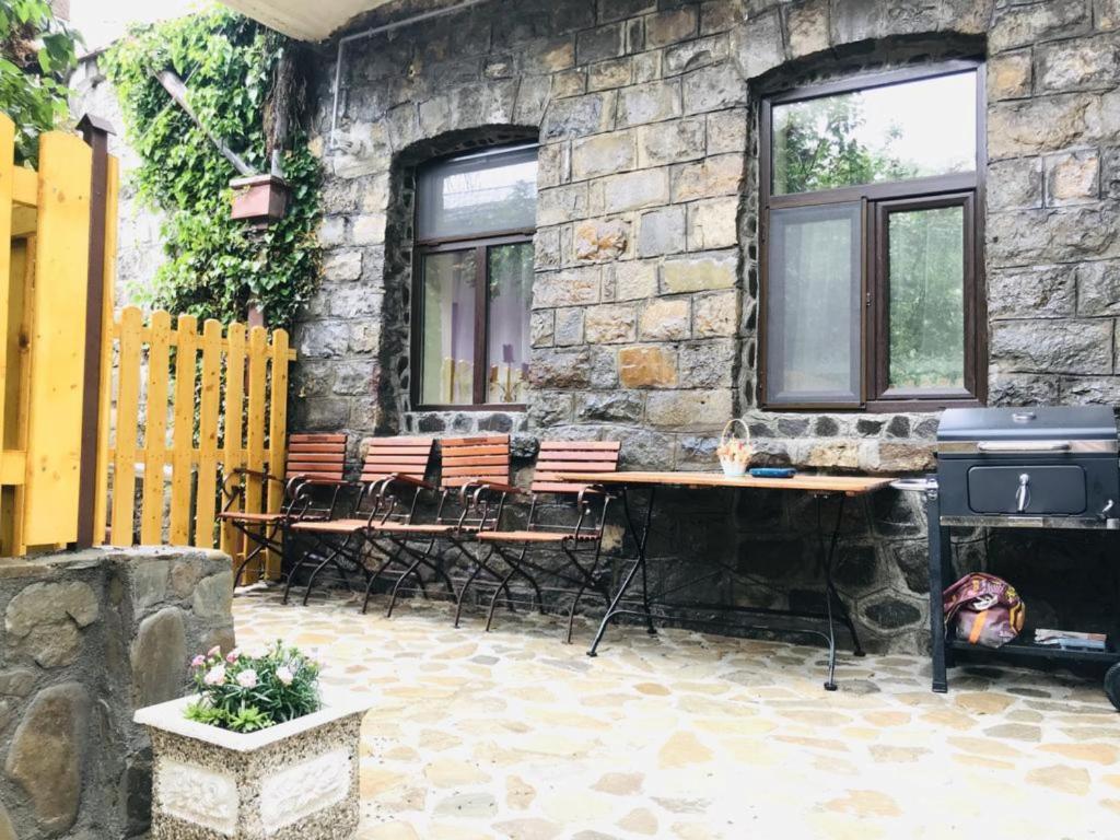 Hotel Apartment Carol private Yard with barbeque and parking